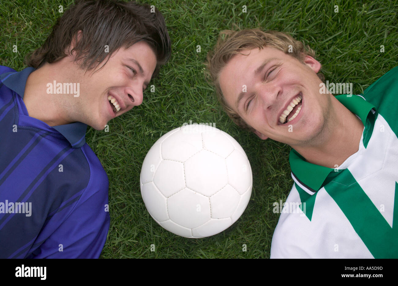 Due giovani amici fratelli con pallone da calcio Foto Stock