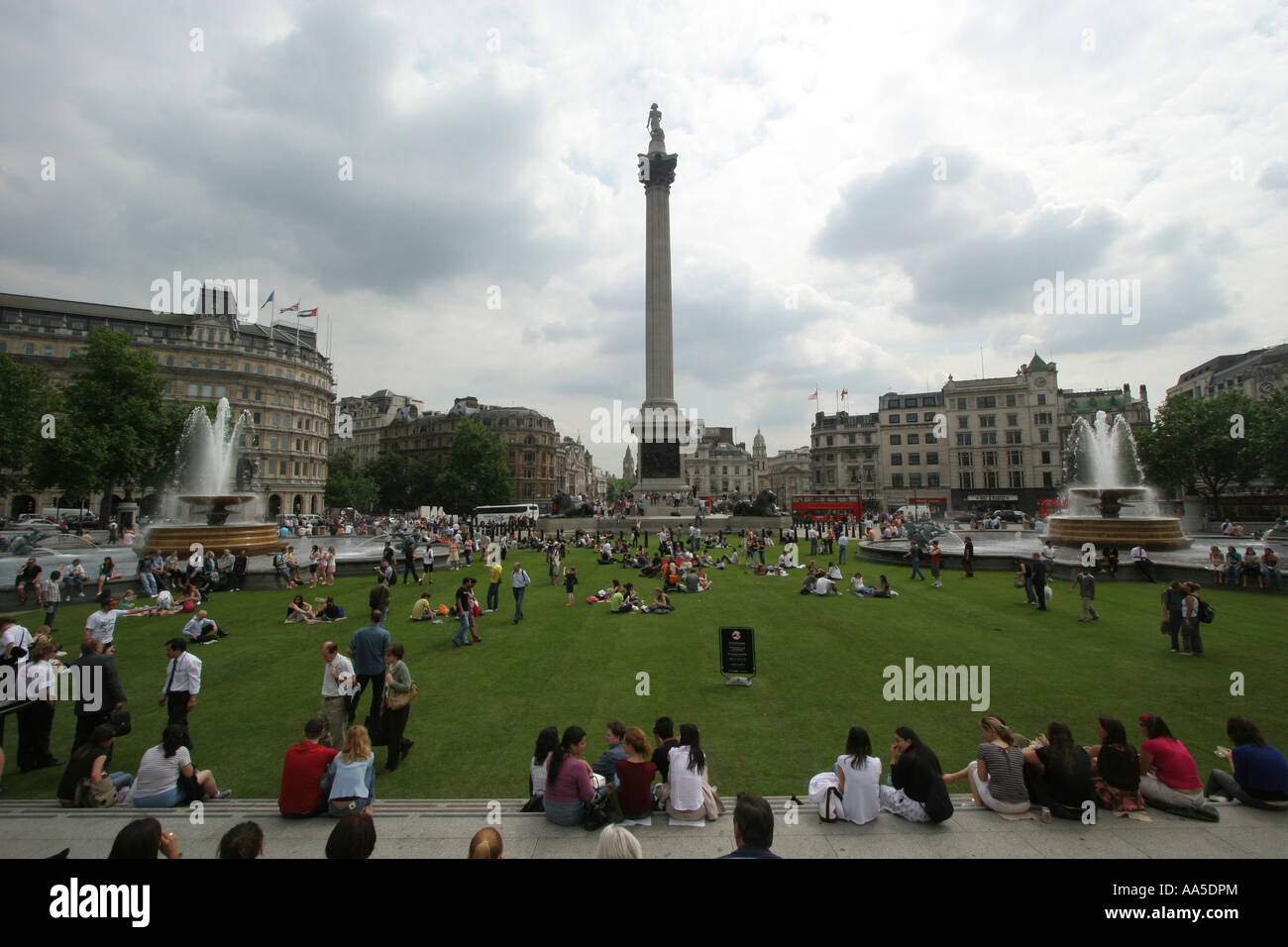 Trafalgar Square, Londra UK è coperto da 2.000 mq di manto erboso per promuovere spazi verdi in città. Foto Stock