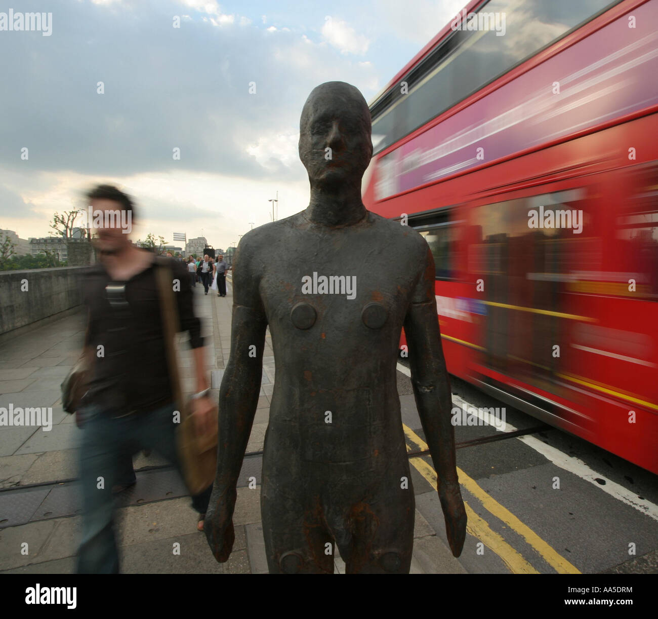 Antony Gormley figura, Waterloo Bridge, Londra, Regno Unito. Foto Stock