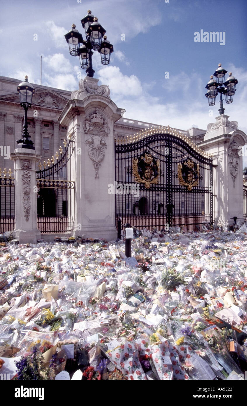 Princess Diana Death Buckingham Palace cancelli d'ingresso e esposizione di bouquet floreale tributi che riempiono il marciapiede e parte della strada Londra Inghilterra Regno Unito Foto Stock