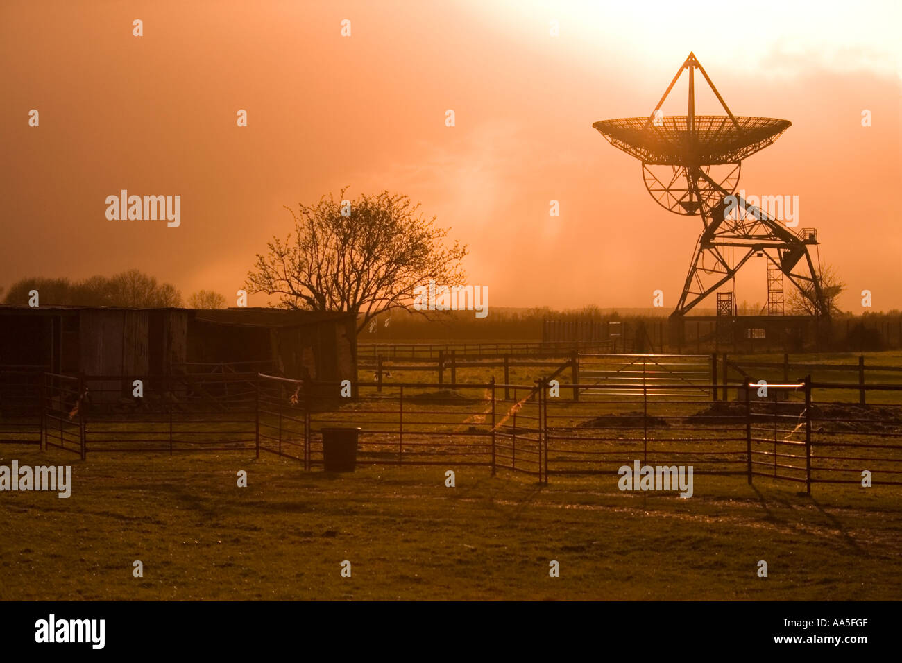 Spooky misty fattoria con una parabola satellitare e delle apparecchiature di sorveglianza Foto Stock