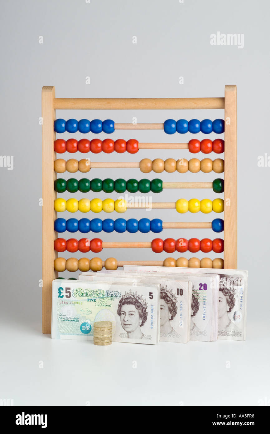 Colorato abacus contando frame con REGNO UNITO British banconote denaro calcoli di valuta Foto Stock