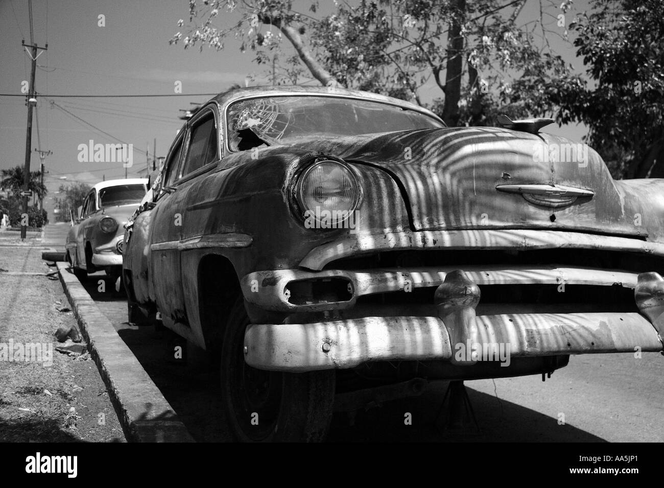 Abbandonata la Chevy siede marciapiede in Havana Foto Stock