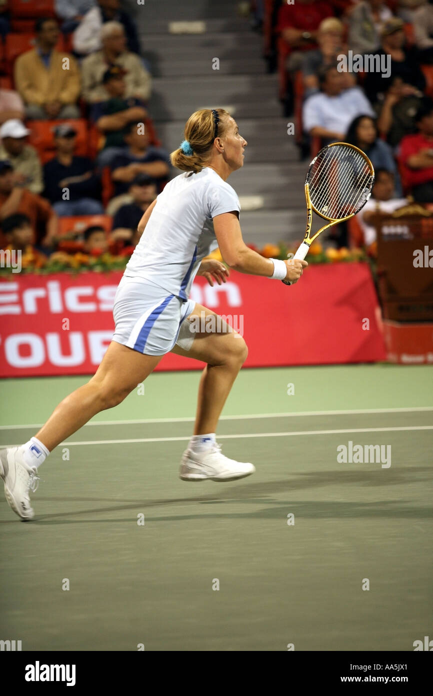 Svetlana Kuznetsova si muove in alla rete durante il suo quarto match finale con Martina Hingis Qatar Totale aperto Doha Marzo 2006 Foto Stock