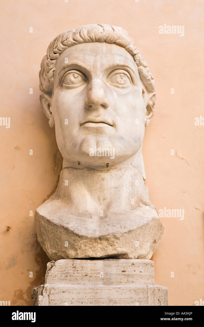 Italia Roma. Palazzo dei Conservatori, Musei Capitolini, i frammenti di una colossale statua dell'imperatore Costantino I. Foto Stock