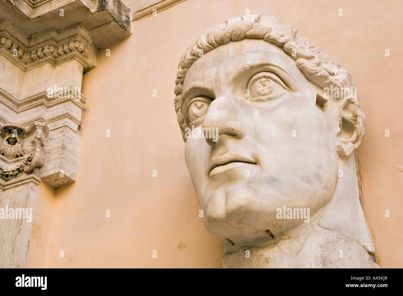 Italia Roma. Palazzo dei Conservatori, Musei Capitolini, i frammenti di una colossale statua dell'imperatore Costantino I. Foto Stock