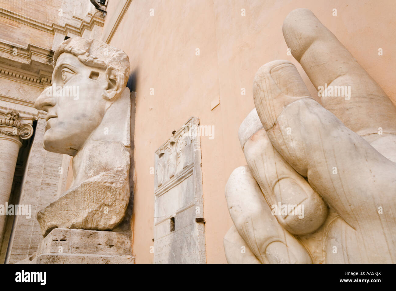 Italia Roma. Palazzo dei Conservatori, Musei Capitolini, i frammenti di una colossale statua dell'imperatore Costantino I. Foto Stock