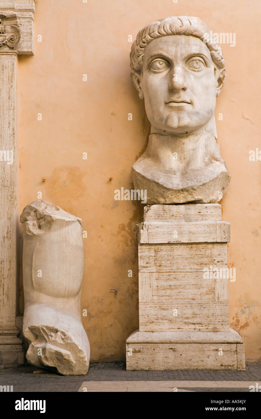 Italia Roma. Palazzo dei Conservatori, Musei Capitolini, i frammenti di una colossale statua dell'imperatore Costantino I. Foto Stock