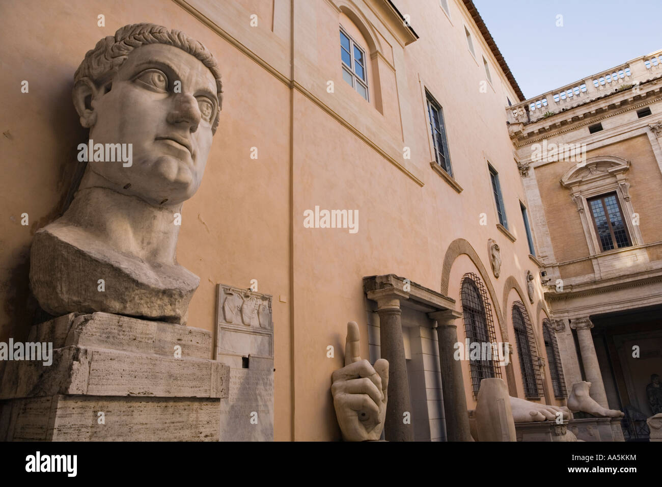 Italia Roma. Palazzo dei Conservatori, Musei Capitolini, i frammenti di una colossale statua dell'imperatore Costantino I. Foto Stock