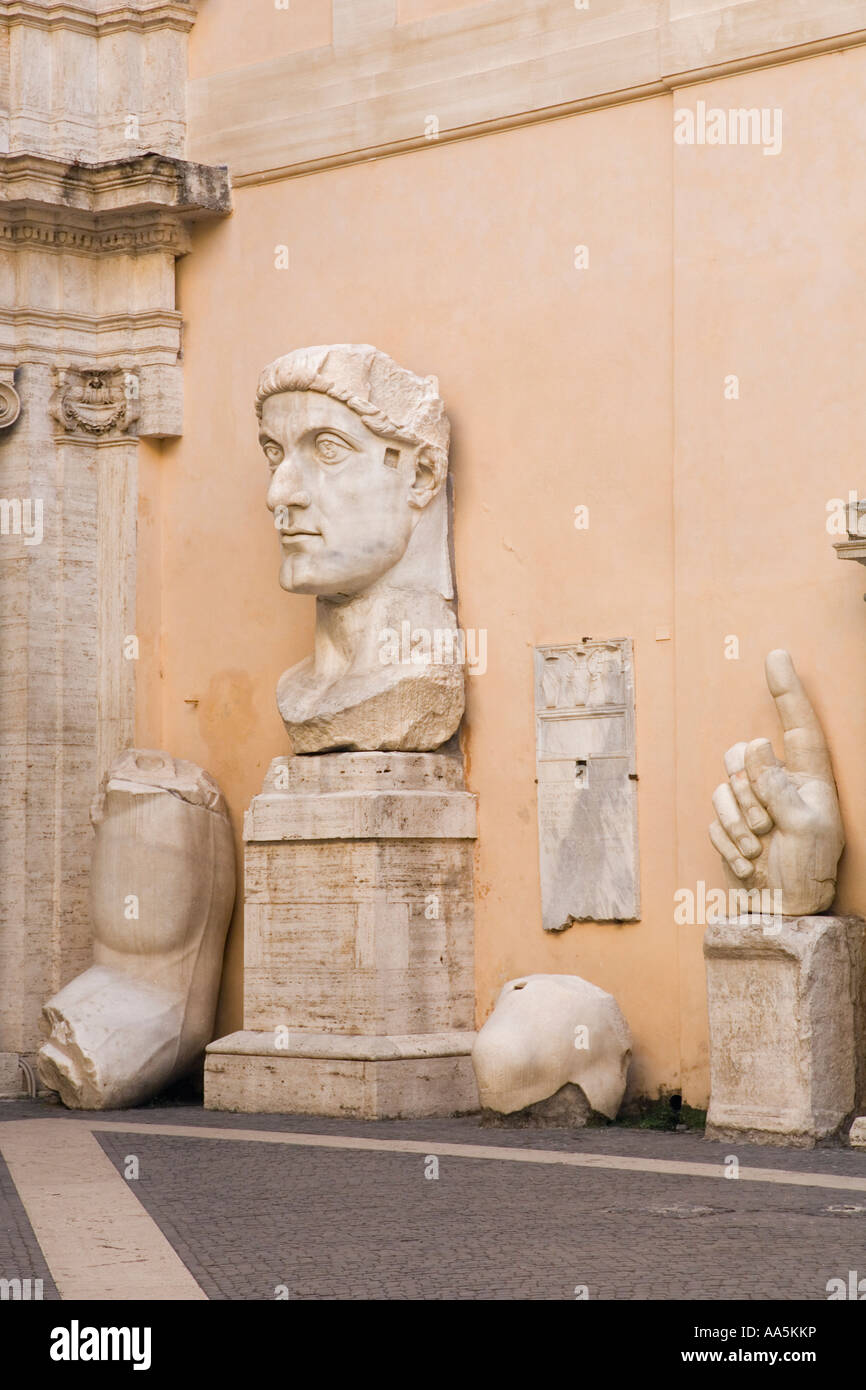 Italia Roma. Palazzo dei Conservatori, Musei Capitolini, i frammenti di una colossale statua dell'imperatore Costantino I. Foto Stock