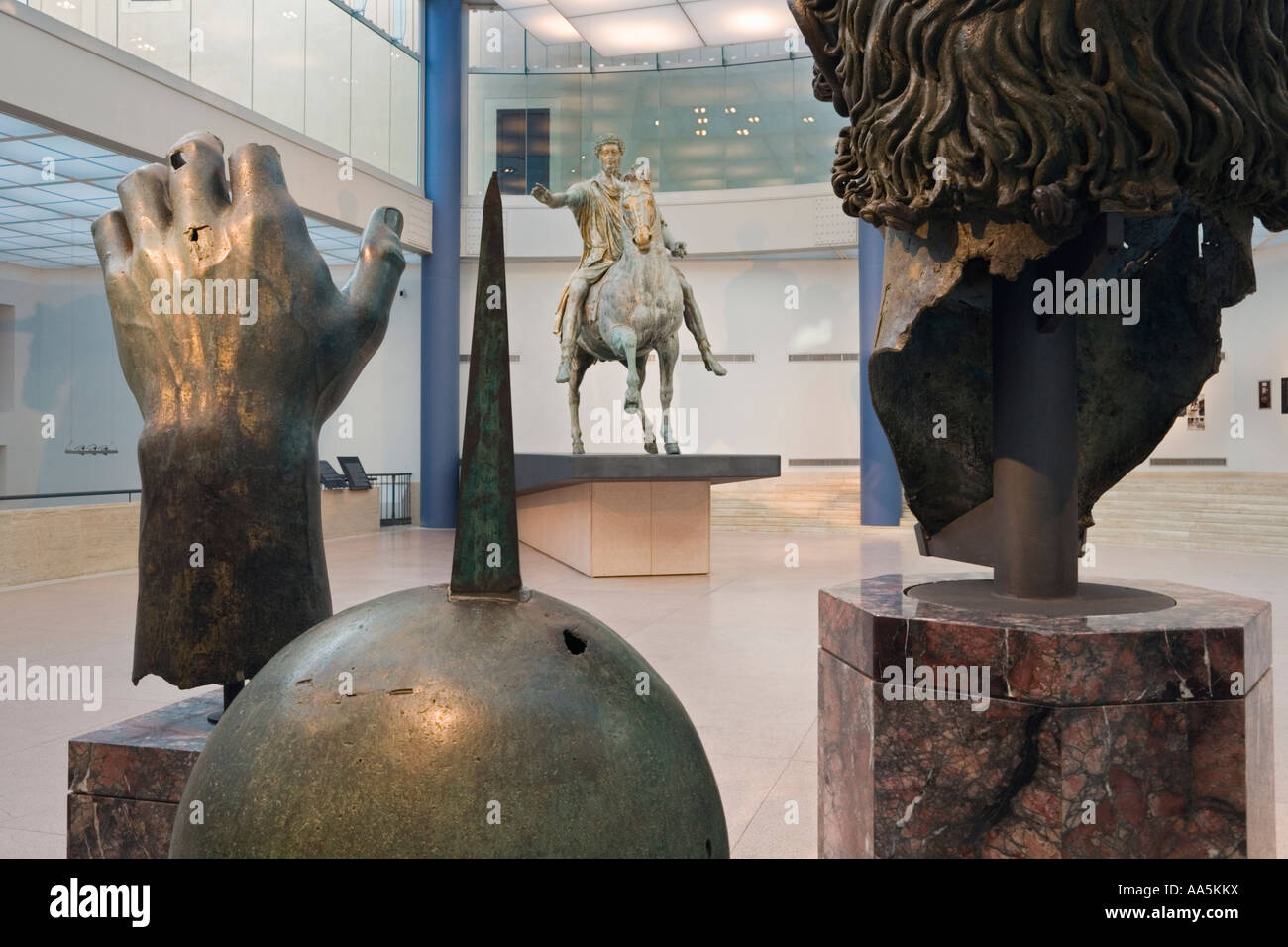 Roma, Italia. Palazzo Nuovo dei Musei Capitolini. Il bronzo originale statua equestre di Marco Aurelio Foto Stock