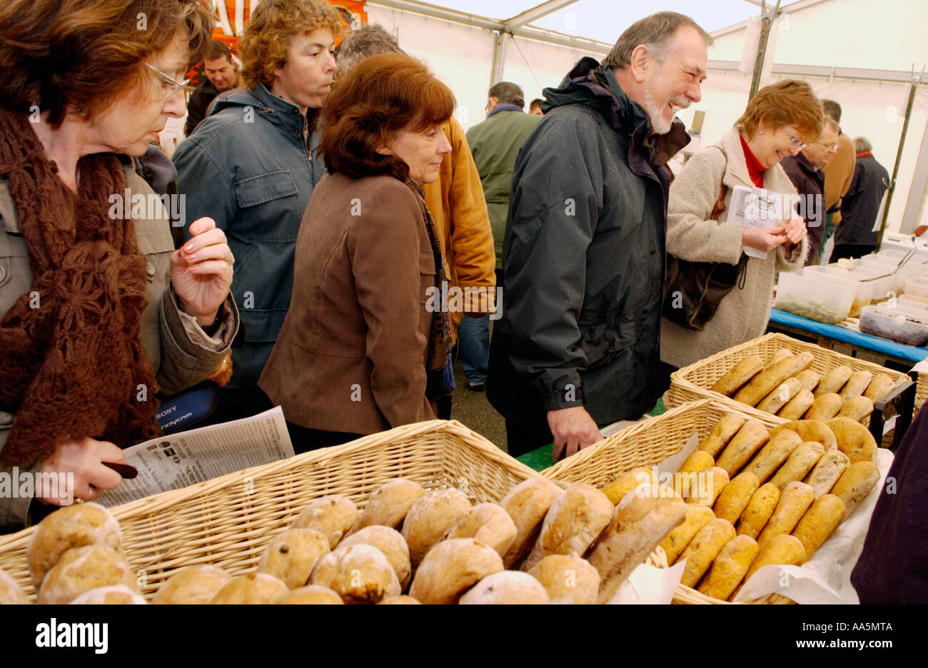 Bancarella vendendo il pane a Llanwrtyd Wells food festival Powys Mid Wales UK Foto Stock