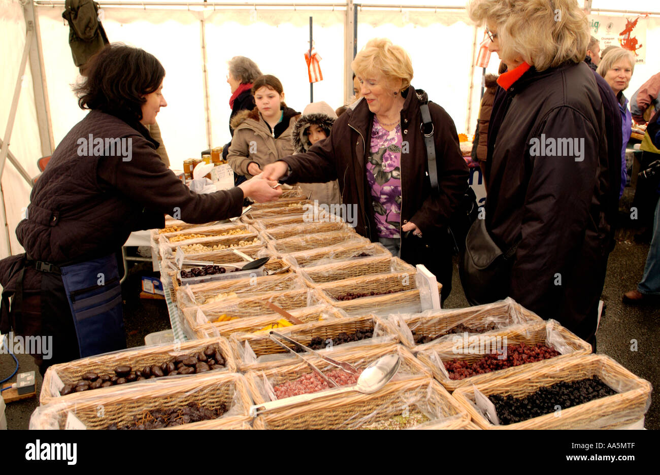 Bancarella vendendo i dadi a Llanwrtyd Wells food festival Powys Mid Wales UK Foto Stock