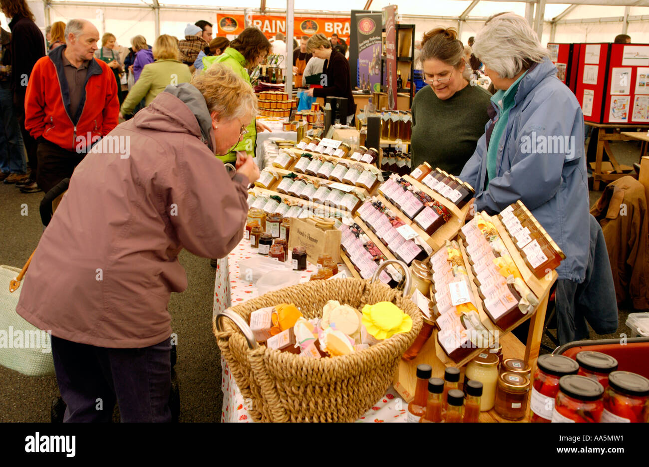 Bancarella vendendo conserva e oggetti simili a Llanwrtyd Wells food festival Powys Mid Wales UK Foto Stock