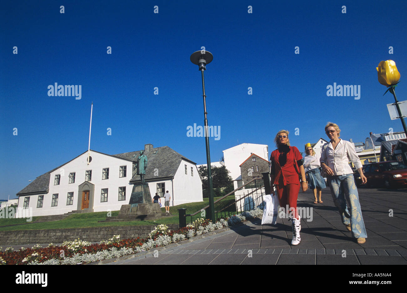 Centro di Reykjavik in una calda giornata estiva PM uffici a sinistra Foto Stock