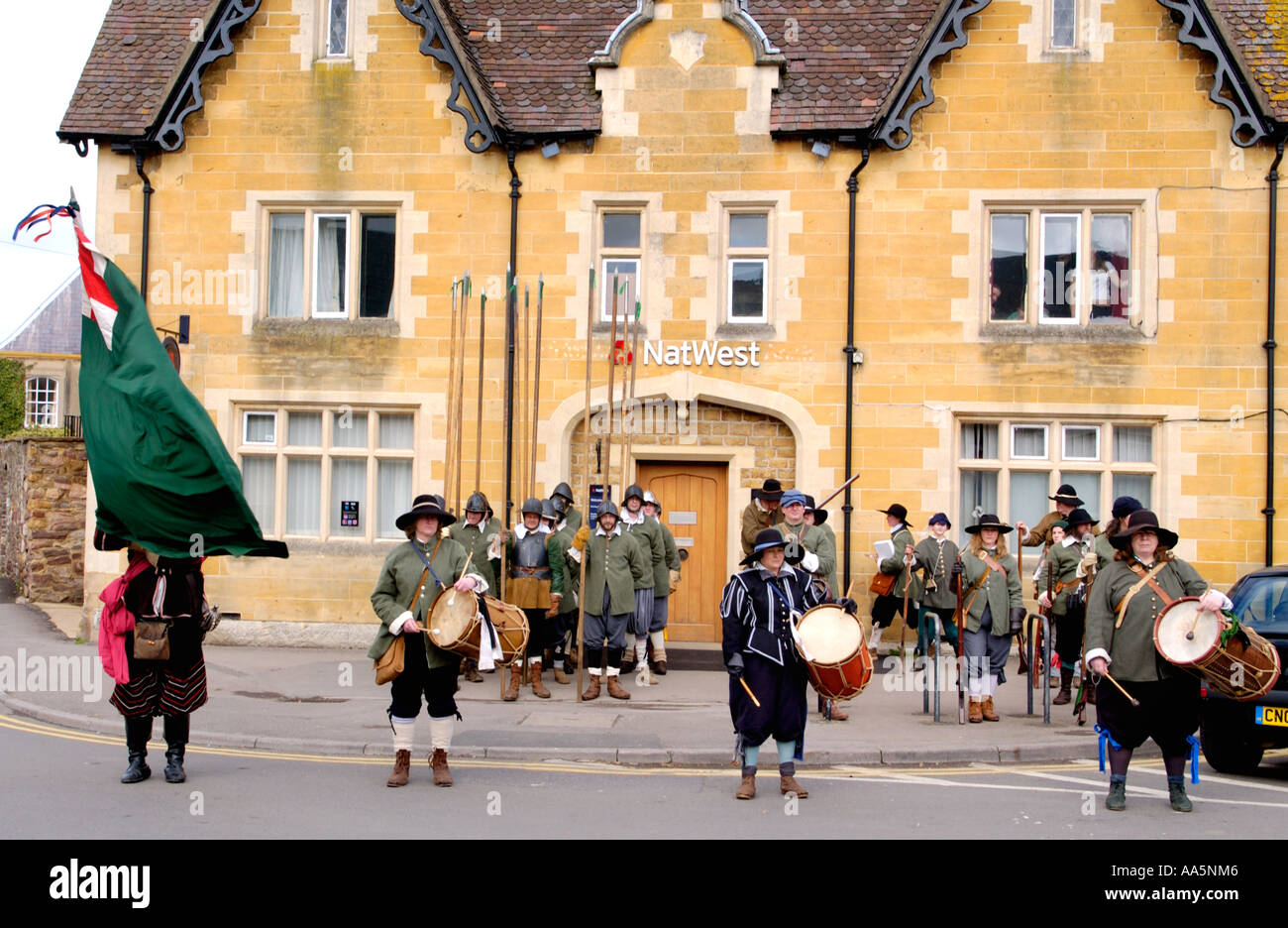 Membri della guerra civile inglese Nodo sigillato la società assemblare al di fuori di Natwest Bank Berkeley Gloucestershire England Regno Unito Foto Stock