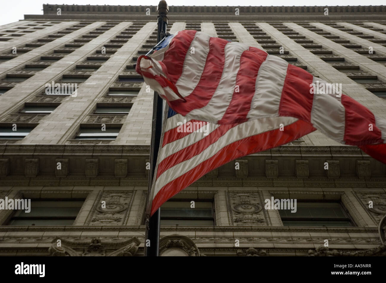 Stelle e strisce di volare al di fuori del blocco a torre in Chicago Foto Stock