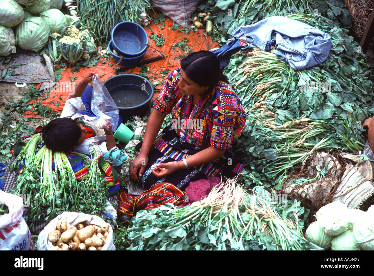 La madre e il figlio, chichicastenango mercato, guatemala Foto Stock