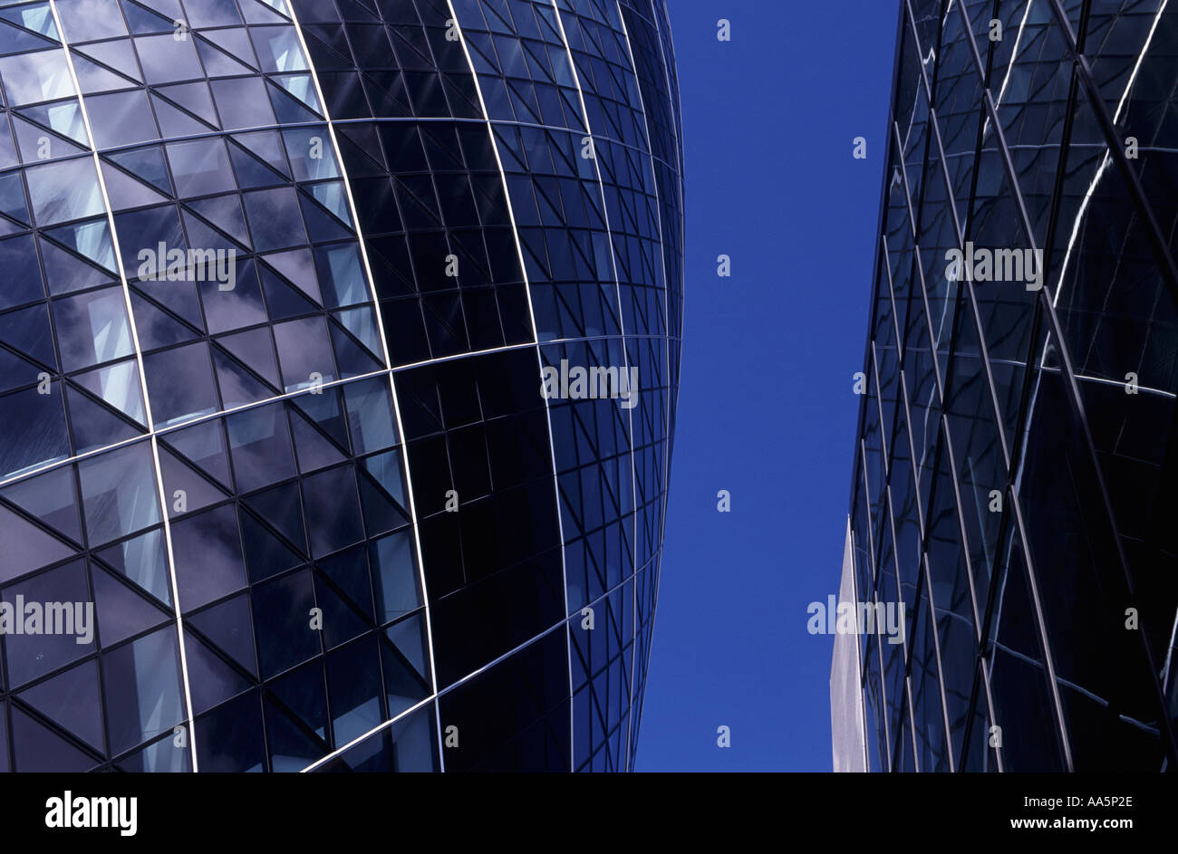 Motivi geometrici e il divario tra il cetriolino e sorella edificio 20 Bury Street, Città di Londra, Inghilterra Foto Stock