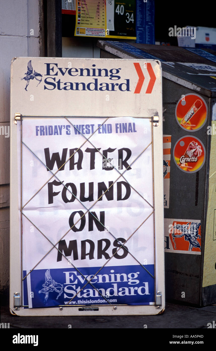 Presenza di acqua su Marte: titolo sul London Evening Standard quotidiano segno di vendita prima di negozio, Londra Foto Stock