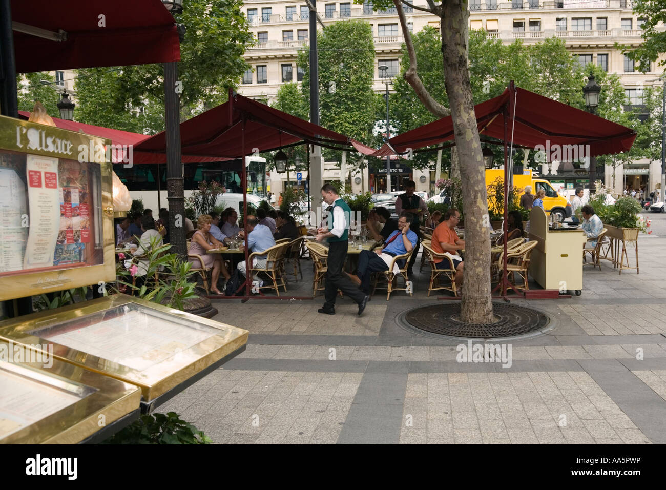 Parigi, Francia. Il ristorante L'Alsazia in Avenue des Champs Elysees Foto Stock