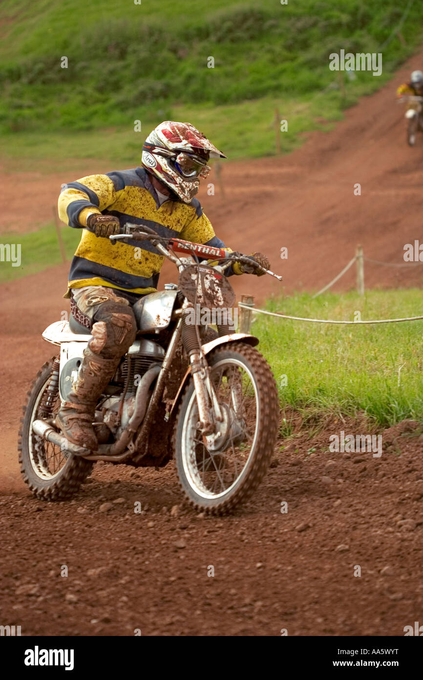 Un pilota su una mischia dirt bike in una gara presi in South Devon England dove lo sport è molto popolare MotoX Motocross MX rider Foto Stock