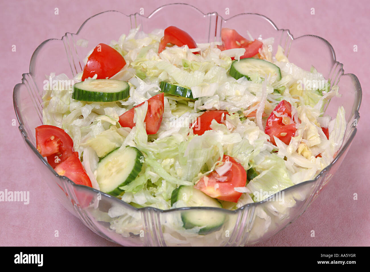 ANG103765 Insalata di fette di cetriolo pomodoro in pezzi di ghiaccio Insalata di burg tagliato a pezzi in una ciotola di vetro Foto Stock