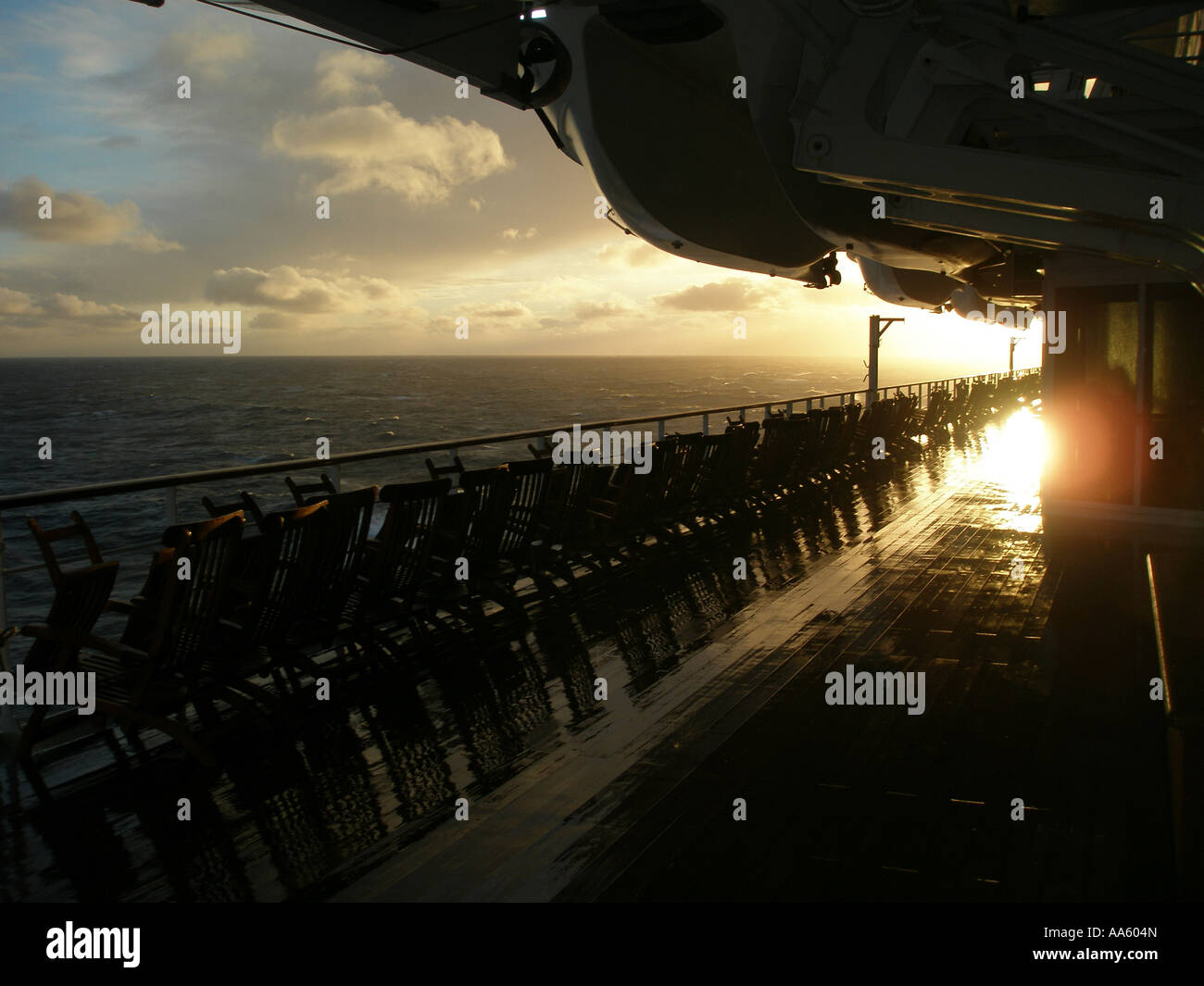 Vista dalla Queen Mary 2 come lei vele nella serata del Nord Oceano Atlantico Foto Stock