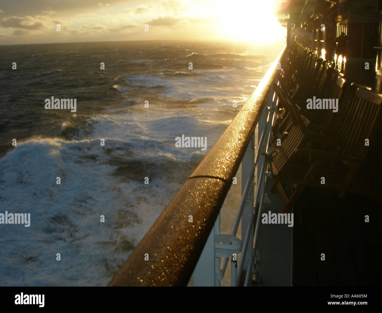 Vista dalla Queen Mary 2 come lei vele nella serata del Nord Oceano Atlantico Foto Stock
