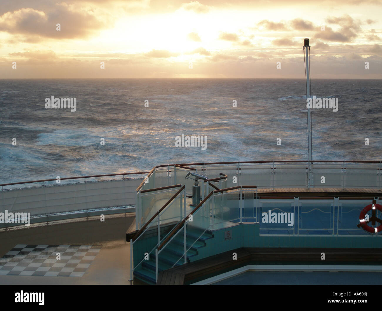 Queen Mary 2's wake come ella vele nella serata del Nord Oceano Atlantico Foto Stock