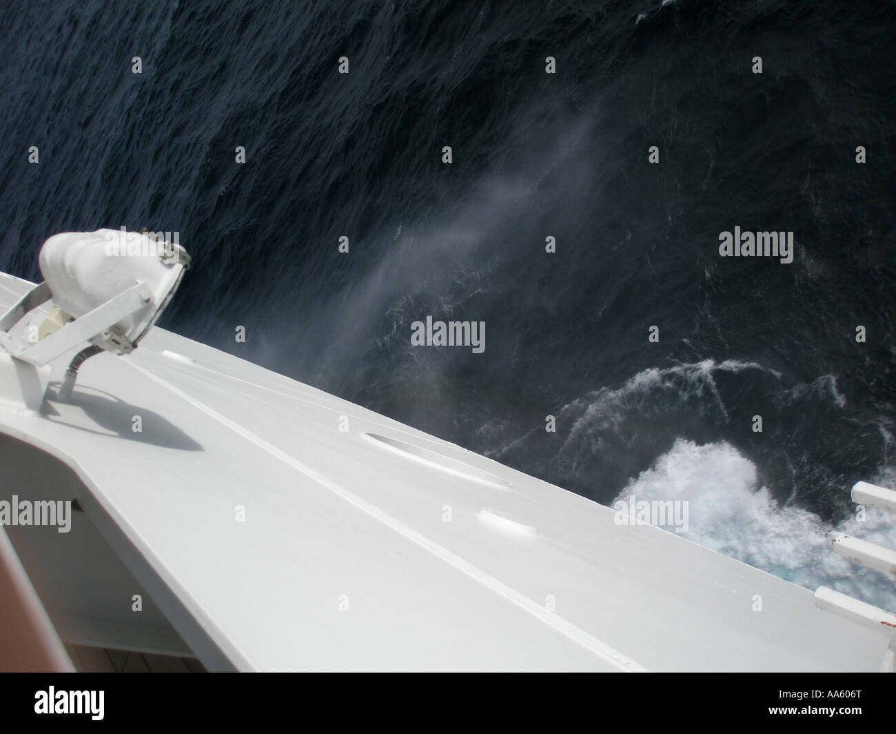 Spray da prua della Queen Mary 2 sul trans-traversata atlantica Foto Stock