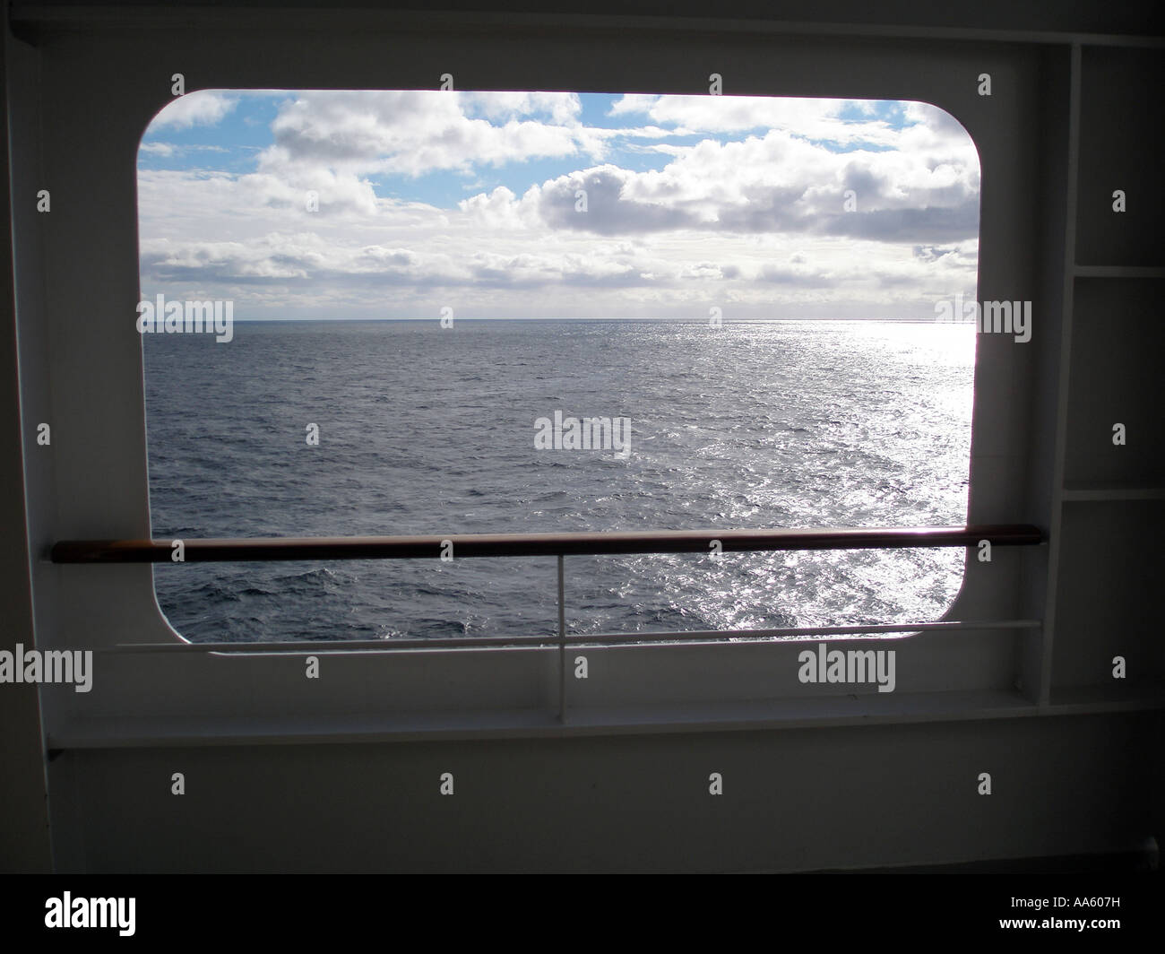 Calma ocean incorniciato come un quadro dal lato della Queen Mary 2 Foto Stock