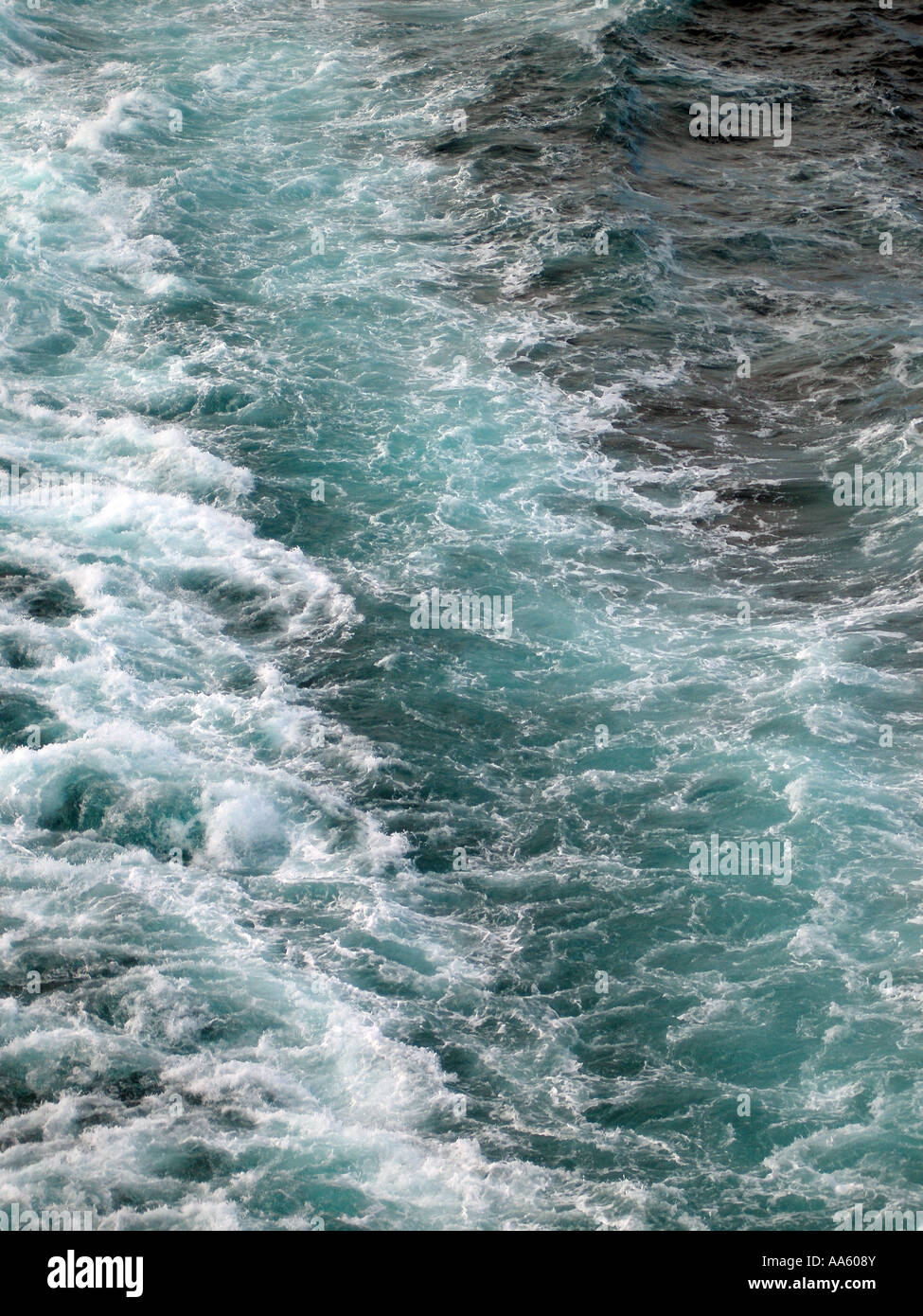 Grande scia dal vasto e potente Queen Mary 2 taglia attraverso l'Oceano Atlantico Foto Stock