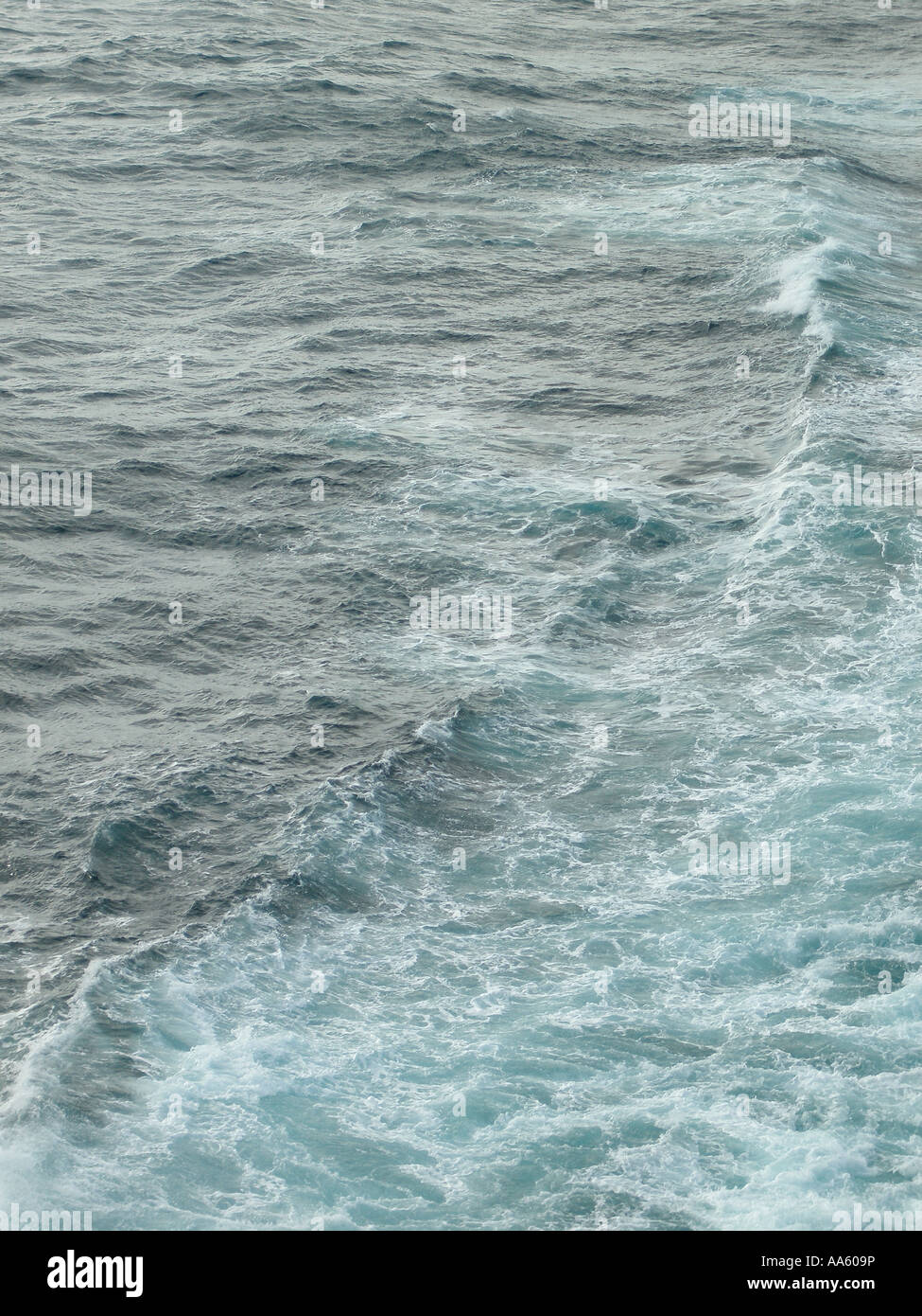 Grande scia dal vasto e potente Queen Mary 2 taglia attraverso l'Oceano Atlantico Foto Stock