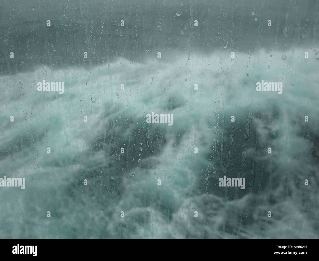 Violento Atlantic Waves pastella la Queen Mary 2 durante una forte tempesta, visibile attraverso una finestra sul più basso pianale passeggero Foto Stock