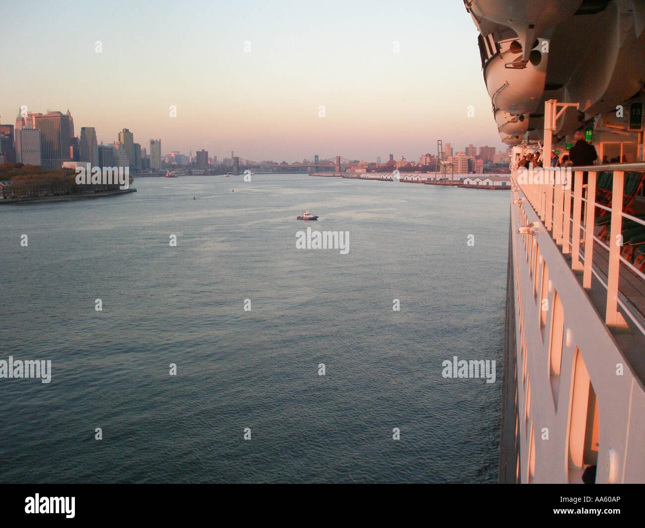 Il porto di New York al tramonto dalla Queen Mary 2 come si prepara a vela Foto Stock