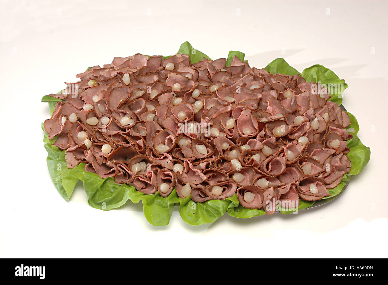 ANG103852 Non cibo vegetariano fette di carne arrosto di manzo disposte in rose forma di fiore e rabboccato con piccole cipolle Foto Stock ANG103852 Non cibo vegetariano fette di carne arrosto di manzo disposte in rose forma di fiore e rabboccato con piccole cipolle Foto Stock