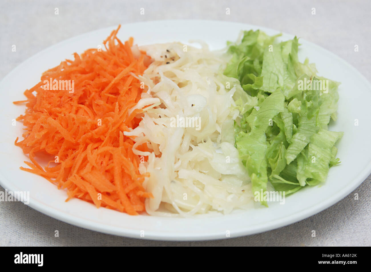 ANG103954 Insalata di carote grattugiate cavolo tagliato con aceto e pepe nero e insalata iceberg tritato Foto Stock