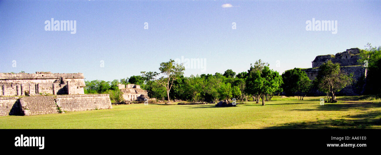Questa vista mostra la vastità del parco a Chichen Itza Messico Foto Stock