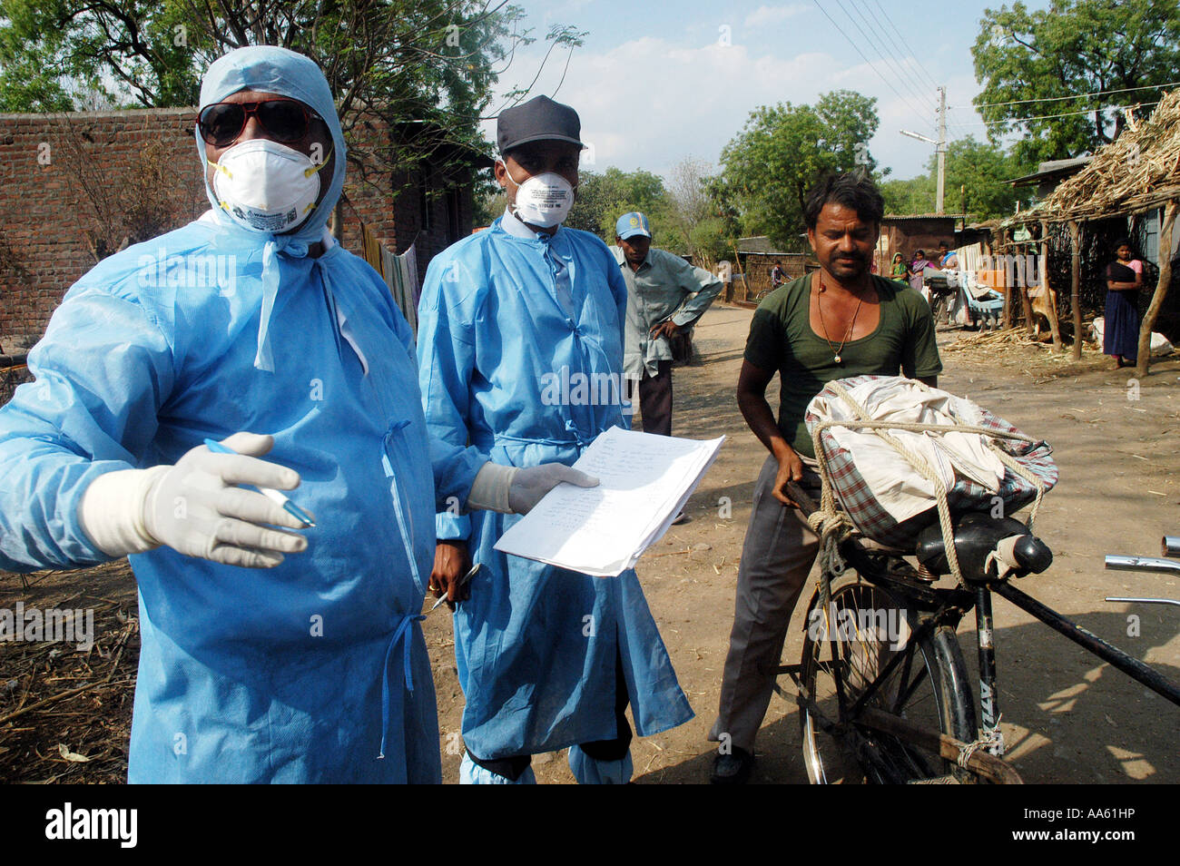 Virus dell'influenza aviaria, polli infetti dall'influenza aviaria raccolti da operatori sanitari in abbigliamento e maschera PPE, Hingona, Yawal, Jalgaon, Maharashtra, India, Asia Foto Stock