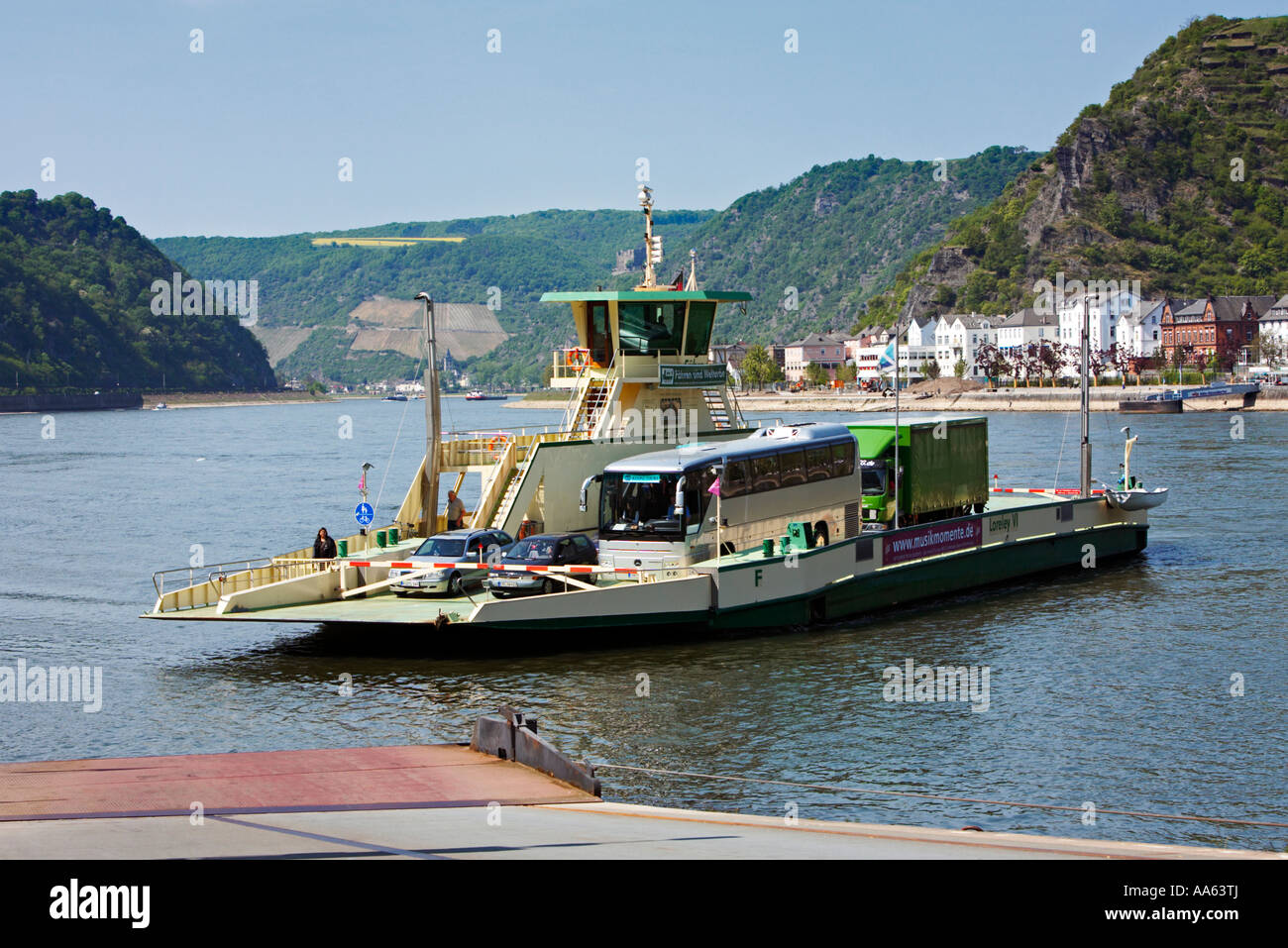 La St Goar a St Goarshausen auto servizio di traghetto sul fiume Reno in Germania Europa Foto Stock
