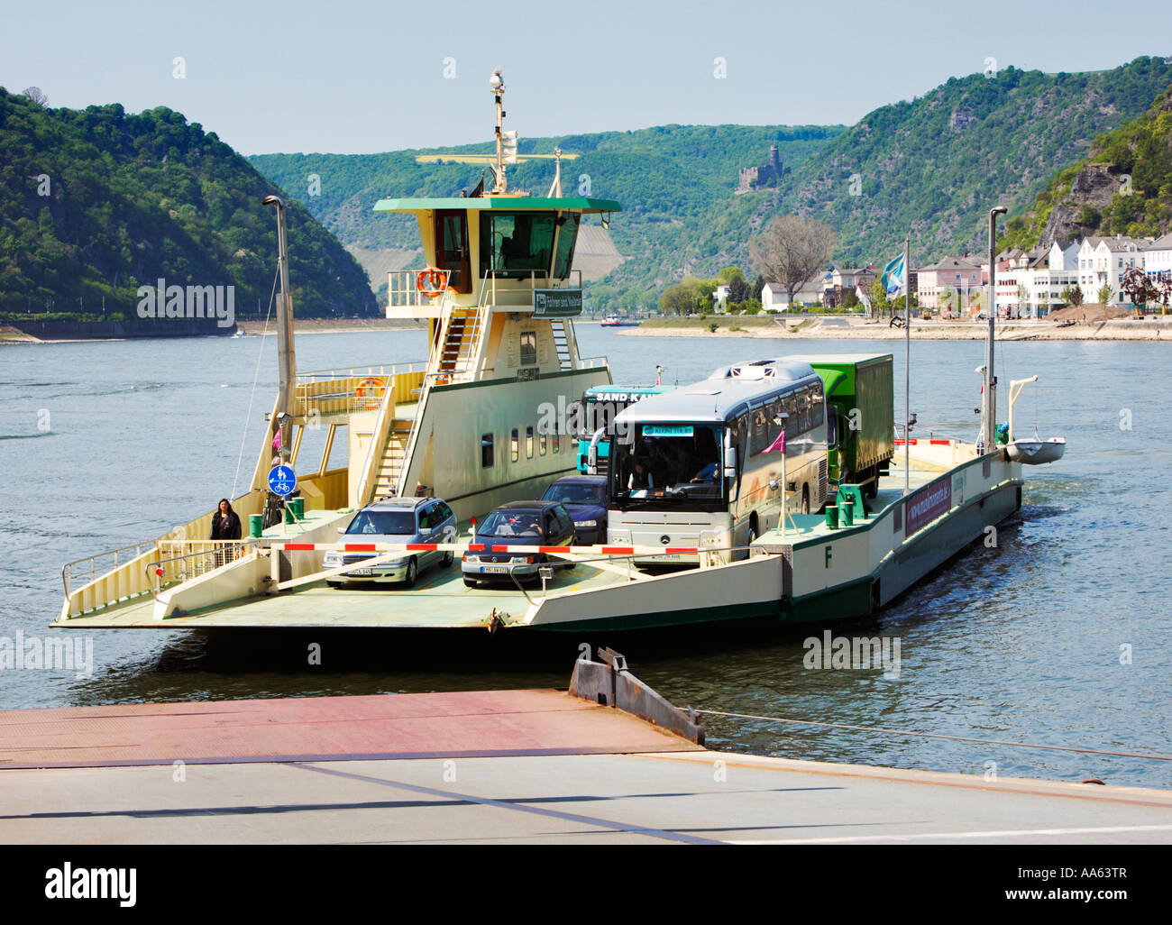 La St Goar a St Goarshausen auto servizio di traghetto sul fiume Reno Germania Europa Foto Stock