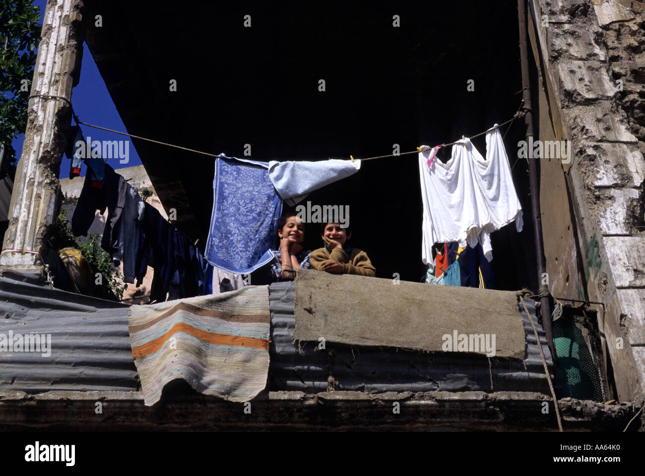 I bambini che vivono sulla linea verde in un edificio distrutto- Beirut Libano nel 1996 Foto Stock