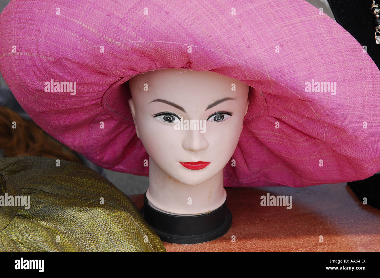 Cappello rosa femmina sulla testa di gesso, il mercato francese, di stallo Dordogne, Francia Foto Stock