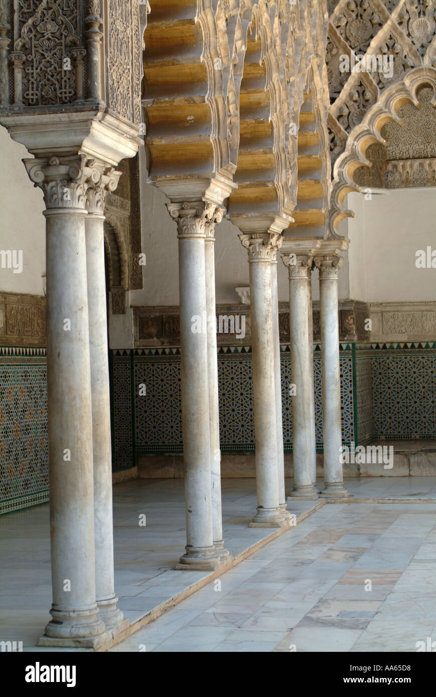 Colonnato su Reales Alcazares palace siviglia spagna Foto Stock