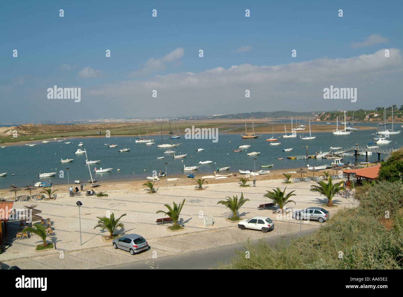 Vista di Alvor Promenade e verso la baia di Lagos Portogallo Foto Stock