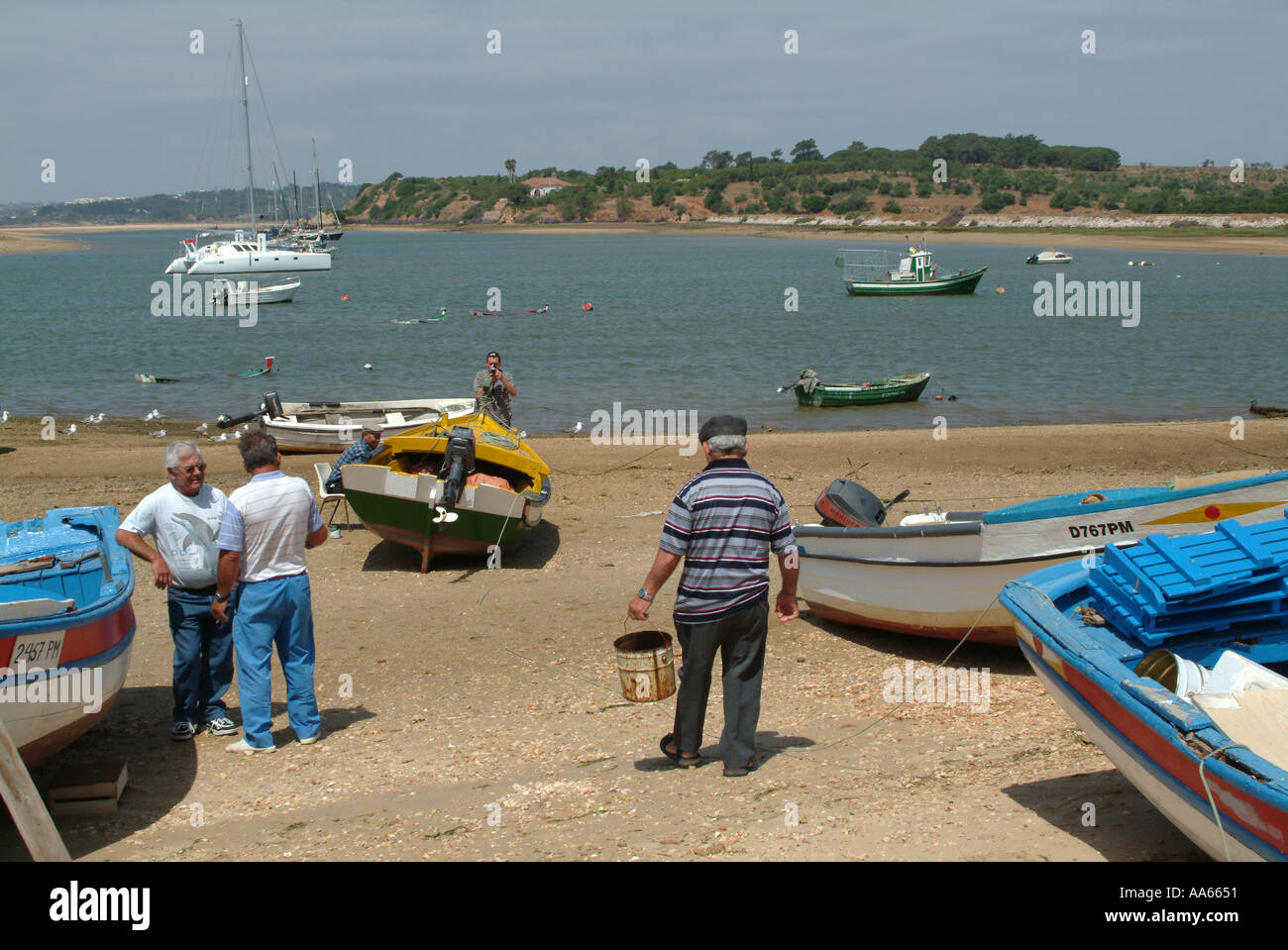 Spiaggiata e affondata barche da pesca in acqua a Alvor Città Algarve Portogallo Foto Stock