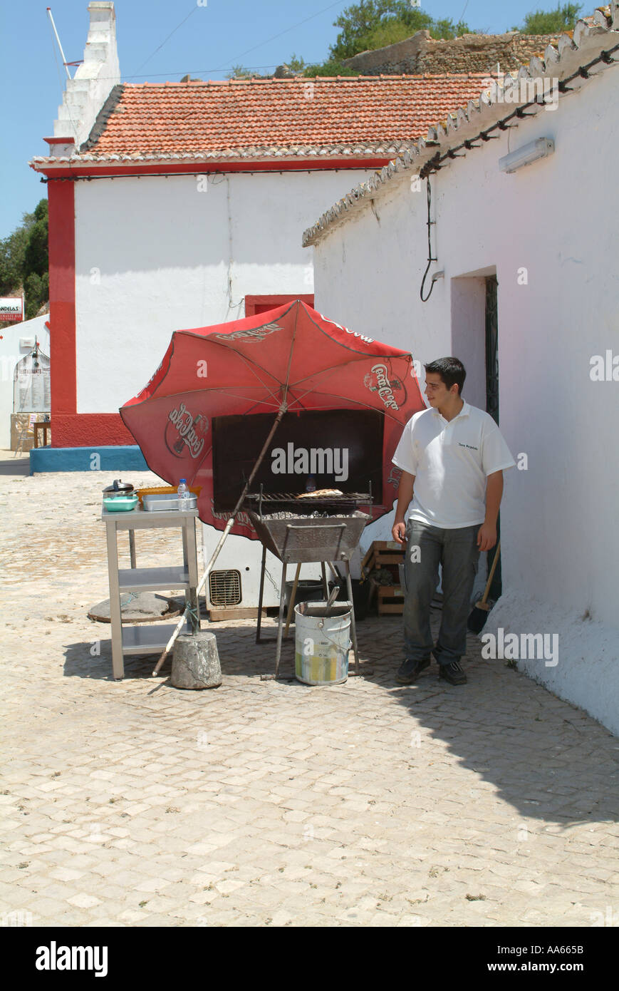 Chef pesce per grigliare sul barbecue esterno Ristorante nella città di Alvor Alvor Algarve Portogallo Foto Stock