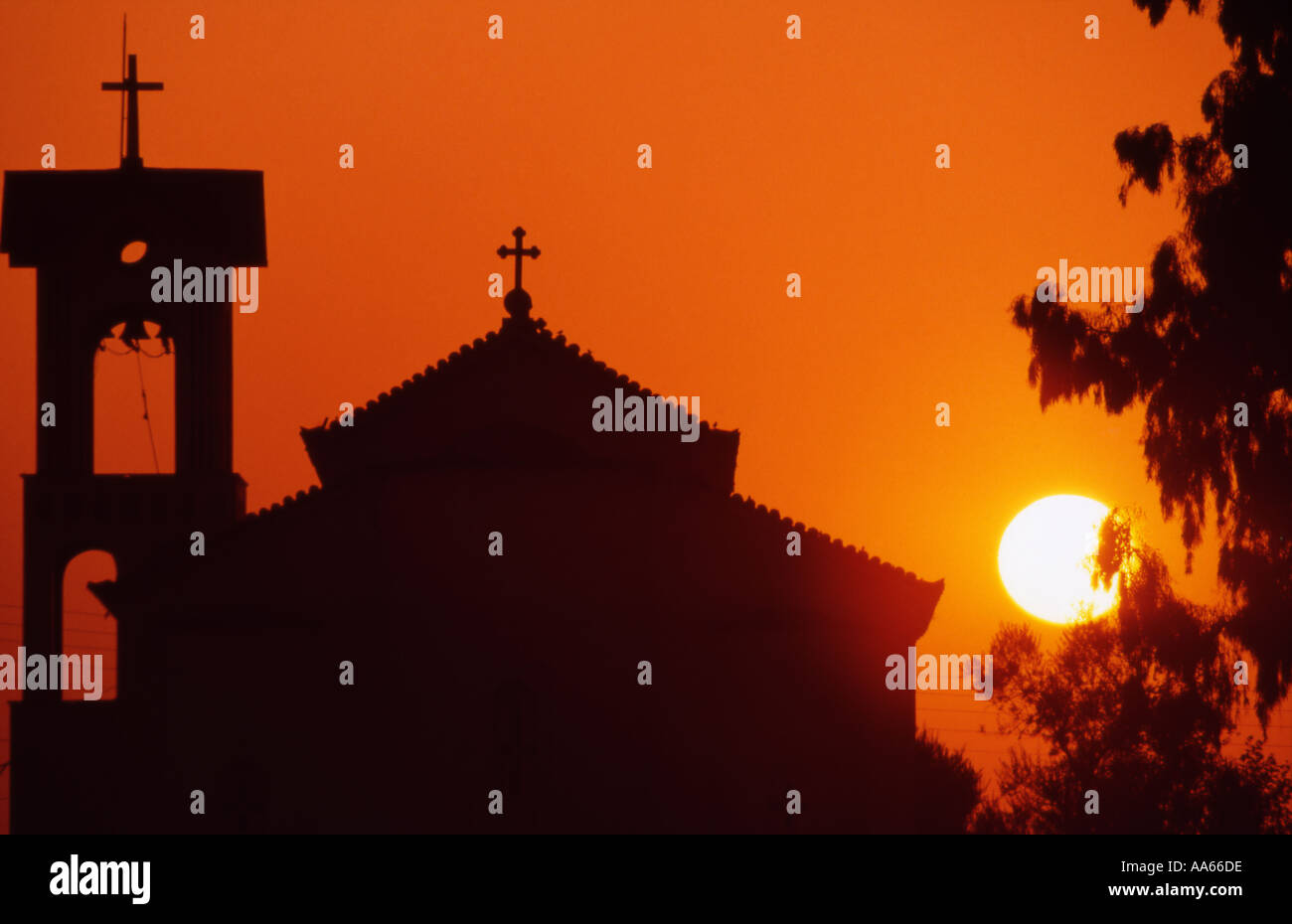 Tramonto dietro Daratsos Villaggio Chiesa occidentale di Creta Grecia Foto Stock