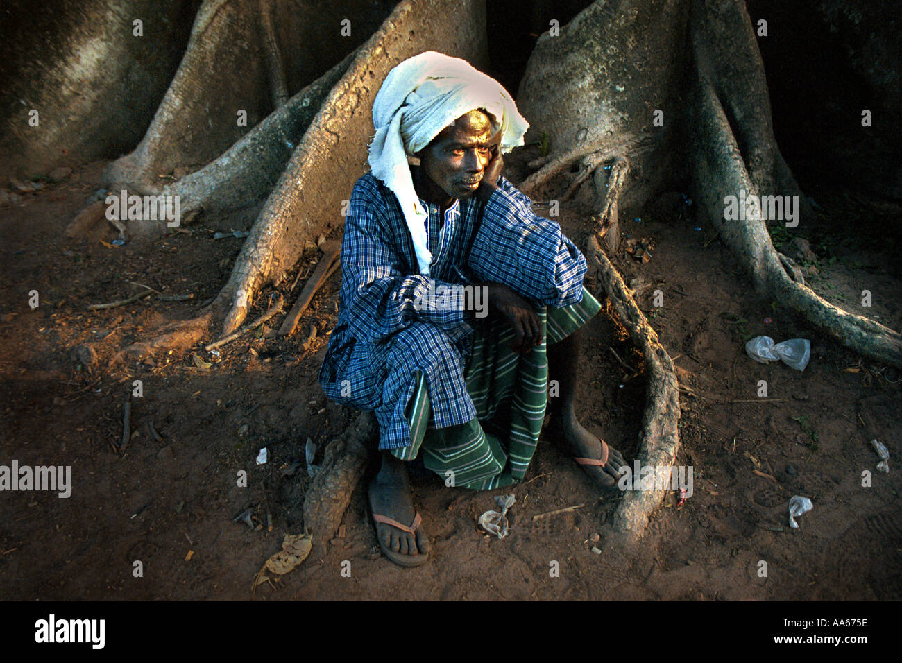 Un Fulani da un villaggio della Casamance territorio tra i paesi dell' Africa occidentale della Guinea Bissau e Senegal si siede su un Foto Stock